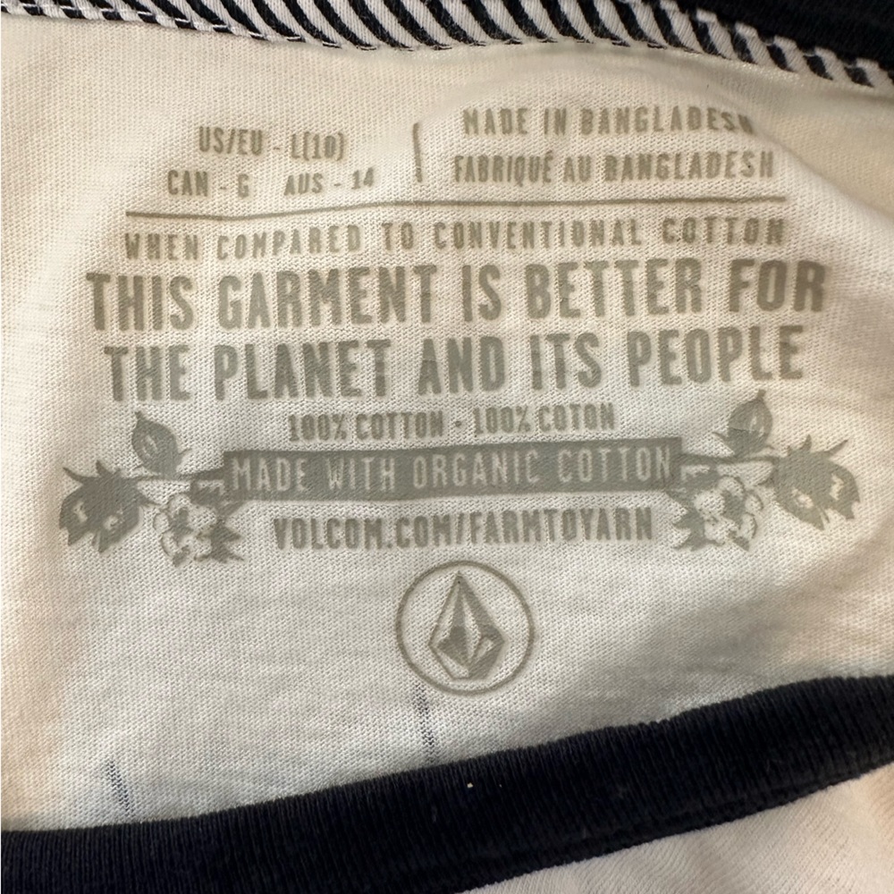 Volcom graphic tee. - Picture 6 of 6
